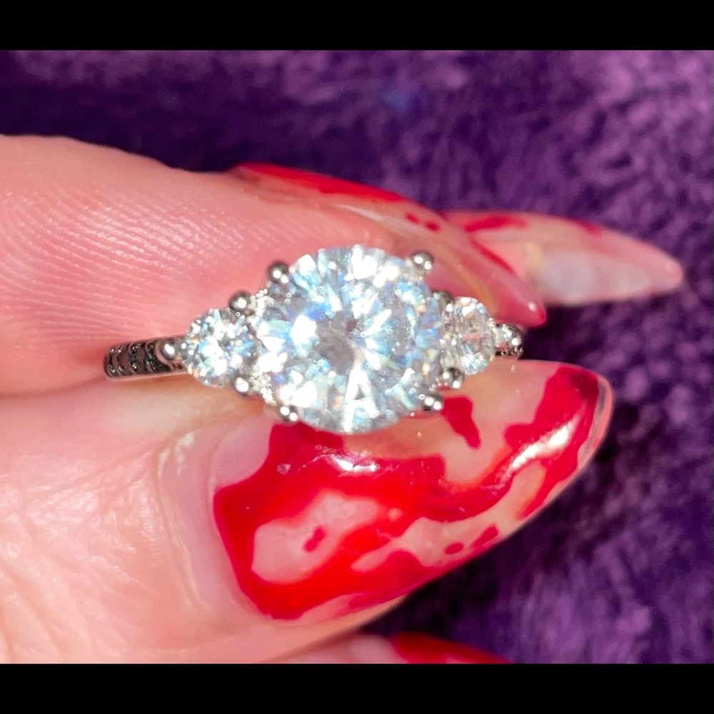New, never worn white round solitaire rhinestone w/ black spinel down the sides